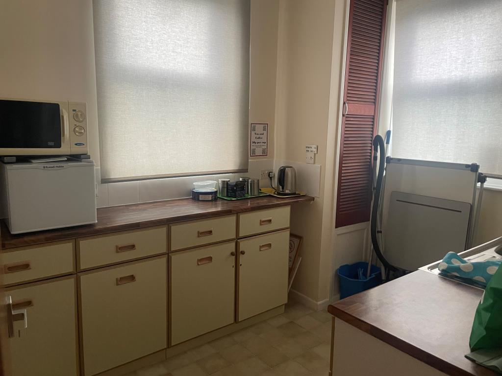 Lot: 6 - DETACHED FREEHOLD BUILDING - Kitchen with units